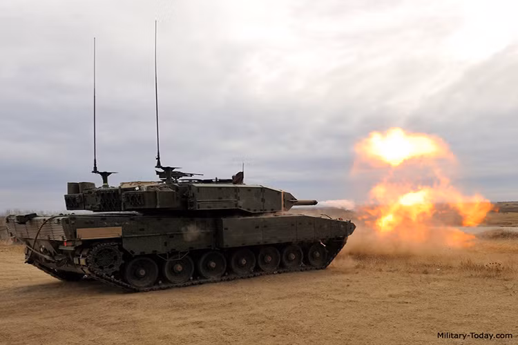 Leopard 2A4M CAN vẫn giữ lại khẩu pháo nòng trơn 120 mm L/44 với cơ số 42 viên đạn như ở người tiền nhiệm, tuy rằng ban đầu nó đã được lên kế hoạch lắp đặt pháo 120 mm L/55 tương tự phiên bản Leopard 2A6. Nguồn ảnh: military-today.