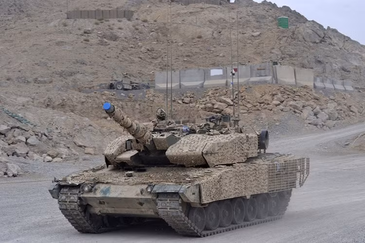 “Trái tim” của Leopard 2A4M CAN là động cơ diesel tăng áp MTU MB-837 Ka501 công suất máy 1.500 mã lực, cho tốc độ tối đa 72 km/h, tầm hoạt động 550 km. Xe có khả năng leo dốc 60%, đi trên mặt phẳng nghiêng 30%, vượt vật cản cao 1,15 m, vượt hào rộng 3 m, lội nước sâu 1 m khi chưa chuẩn bị hoặc lên tới 4 m nếu lắp thêm ống thở. Nguồn ảnh: Fighting-Vehicles.