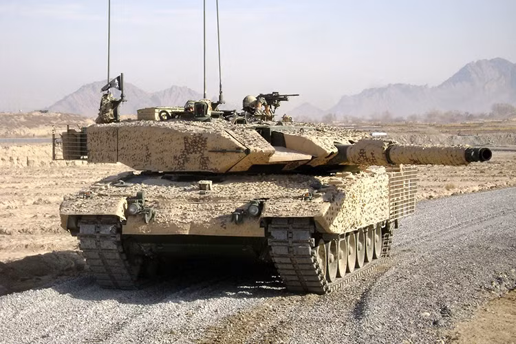 Xe tăng chiến đấu chủ lực Leopard 2A4M CAN có kíp chiến đấu 4 người (trưởng xe, pháo thủ, nạp đạn và lái xe), trọng lượng lên tới 62,5 tấn; chiều dài 9,61 m khi pháo quay về phía trước (thân dài 7,74 m); chiều rộng 4,05 m; chiều cao 2,5 m. Nguồn ảnh: Fighting-Vehicles.