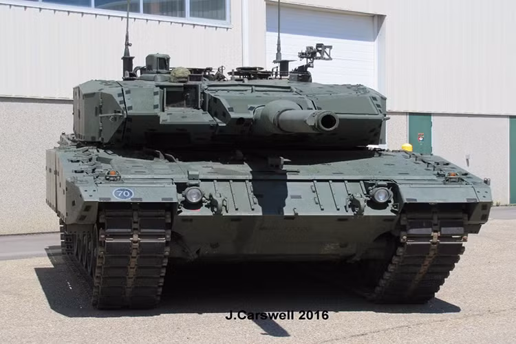 Pháo L/55 có tầm bắn xa và chính xác hơn, triển khai được các loại đạn uy lực hơn, phát huy tác dụng rõ rệt khi tham gia đấu tăng. Nhưng vì chiến trường Afghanistan không yêu cầu khả năng này, cho nên cuối cùng khẩu pháo L/44 vẫn được giữ lại. Vũ khí phụ của nó gồm 2 khẩu súng máy C6 cỡ 7,62 mm, cơ số đạn là 4.750 viên. Nguồn ảnh: Armorama.