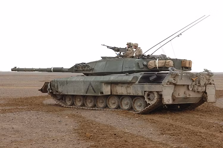 Vào giữa những năm 2000, Canada ngày càng nhận ra tầm quan trọng của xe tăng chiến đấu chủ lực khi những chiếc Leopard C2 (phiên bản Leopard 1) của họ được triển khai tại Afghanistan. Họ cần một chiếc MBT có khả năng bảo vệ tốt hơn trước mìn và các phương tiện nổ tự chế so với Leopard C2. Trong ảnh là một chiếc Leopard C2 của Canada. Nguồn ảnh: Pinterest.