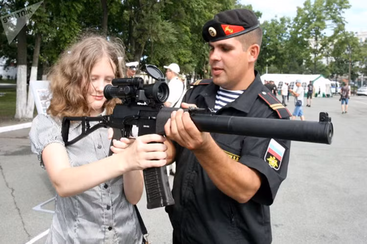 Một khách tham quan nữ ở Diễn đàn công nghệ quốc phòng quốc tế ở Vladivostok hồi tháng 8/2017.