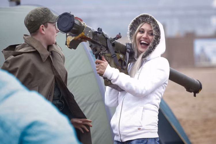 Tổ hợp tên lửa vác vai Igla tại triển lãm vũ khí ở St. Petersburg khiến thiếu nữ Nga này vô cùng phấn khích.