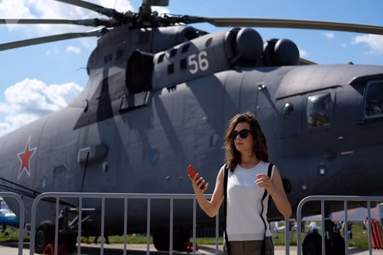 Một khách tham quan nữ tại triển lãm hàng không vũ trụ quốc tế MAKS-2017 ở Zhukovsky.