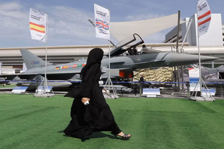 Một phụ nữ “bị quyến rũ” bởi máy bay chiến đấu Eurofighter Typhoon tại Hội thảo và Triển lãm quốc phòng quốc tế ở Abu Dhabi, Các tiểu vương quốc Arab thống nhất, hồi tháng 2/2013.