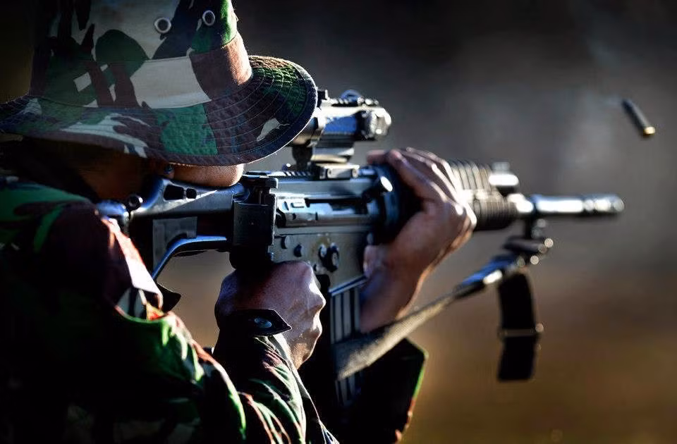 Trước đó vào năm 2014, Lào từng đặt mua một lô vũ khí hạng nhẹ từ PT Pindad gồm 60 súng ngắn bán tự động Pindad G2, 35 khẩu súng trường tấn công SS1 V2 và 35 khẩu súng trường tấn công SS1 V4 cùng cơ số lớn đạn dược. Đây đều là các dòng súng bộ binh tốt nhất của Indonesia. Nguồn ảnh: militerhankam.com