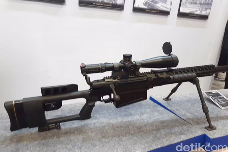 Giống nhiều mẫu súng trường bắn tỉa hạng nặng sử dụng cỡ đạn 12.7mm khác Pindad SPR-2 cũng sử dụng cơ cấu lên đạn từng viên nạp đạn bằng cách kéo thoi nạp đạn sau mỗi phát bắn. Do đó tốc độ bắn của các mẫu súng trường bắn tỉa hạng nặng thường khá chậm và kén xạ thủ. Nguồn ảnh: Detik Finance