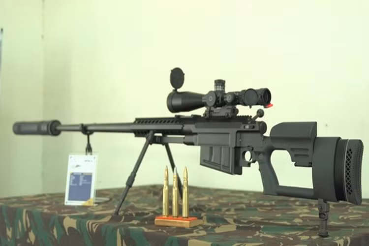 Còn Pindad SPR-2 là thế hệ thứ hai của dòng súng trường bắn tỉa hạng nặng Pindad SPR của PT Pindad nối tiếp thành công của Pindad SPR-1, tuy nhiên nó lại sử dụng đạn tiêu chuẩn cỡ nòng .50 BMG (12.7×99mm) trong khi đó các biến thể Pindad SPR-1 và Pindad SPR-3 đều sử dụng đạn 7.62×51mm. Nguồn ảnh: YouTube.