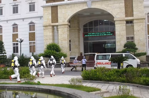 Các chiến sĩ sử dụng trang bị chuyên dùng tiếp cận đám cháy.