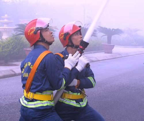 Sử dụng vòi rồng phun nước dập tắt đám cháy.