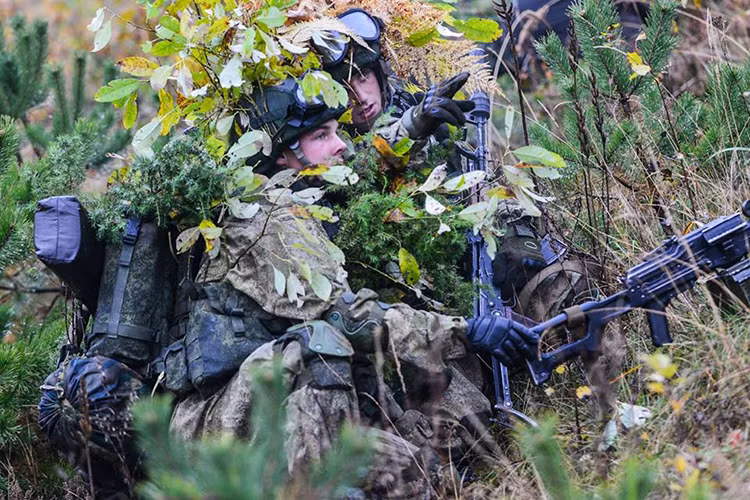 Nhầm đáp ứng yêu cầu tác chiến đặc biệt của lực lượng đổ bộ đường không cũng như hoạt động trinh sát chiến trường, các đơn vị trinh sát dù Nga thường được trang bị vũ khí khá gọn thiên về tính cơ động và hổ trợ cận chiến ở mức cao nhất. Tuy nhiên họ vẫn được trang bị thiết bị trinh sát điện tử tối tân đi kèm. Nguồn ảnh: Bộ Quốc phòng Nga.