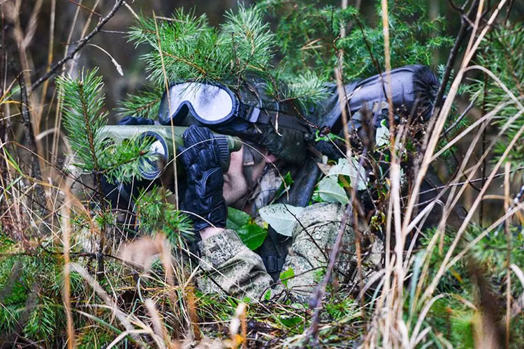 Trong ảnh là một lính trinh sát dù Nga theo dõi mục tiêu thông qua thiết bị ngắm quang học hỗ trợ cả quan sát hình ảnh quang ảnh nhiệt. Nguồn ảnh: Bộ Quốc phòng Nga.
