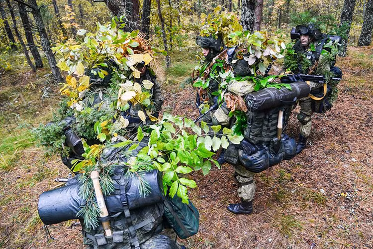 Biên chế của một toán trinh sát dù Nga thường chỉ có 6 người thường được triển khai bằng nhiều loại phương tiện khác nhau vào vùng hậu cứ địch hoặc chiến tuyến, để xác định các mục tiêu quan trọng cũng như khảo sát địa hình tác chiến cho các đơn vị dù sắp được triển khai trong khu vực họ hoạt động. Nguồn ảnh: Bộ Quốc phòng Nga.