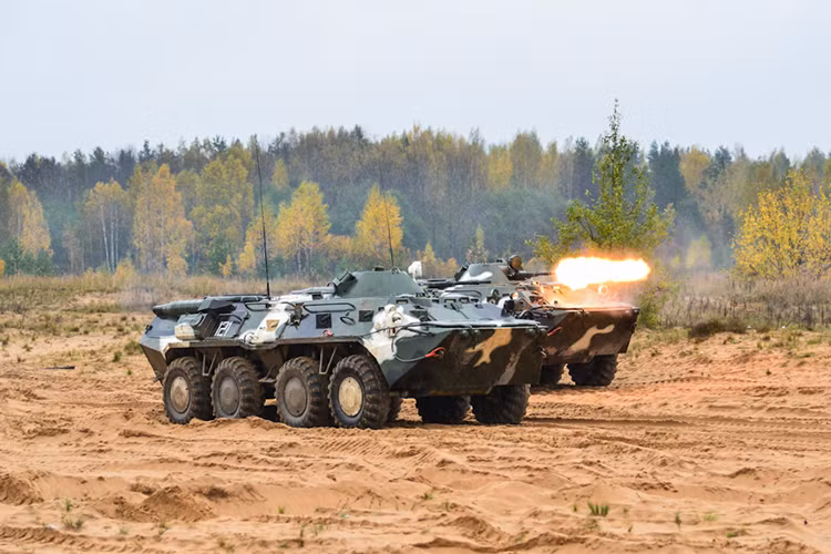 Về vũ khí chính trên BTR-80, nó chỉ được trang bị một súng máy hạng nặng súng máy KPVT 14,5 mm và một súng máy đồng trục PKT 7,62 mm, trong đó KPVT có tốc độ bắn khoảng 600 phát/phút với tầm bắn hiệu quả khoảng 3.000m. Nguồn ảnh: Bộ Quốc phòng Nga.