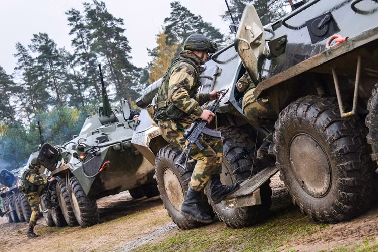 BTR-80 là dòng xe bọc thép chở quân khá phổ biến ở các nước Liên Xô trước đây trong đó có Belarus, tuy nhiên chúng hầu như trước được nâng cấp đang kể như người Nga đã làm với mẫu BTR-82A. Nguồn ảnh: Bộ Quốc phòng Nga.