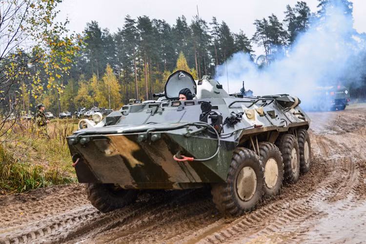 Các đơn vị cơ giới Belarus dàn quân sau khi có thông tin trinh sát từ toán trinh sát dù Nga báo về. Nguồn ảnh: Bộ Quốc phòng Nga.