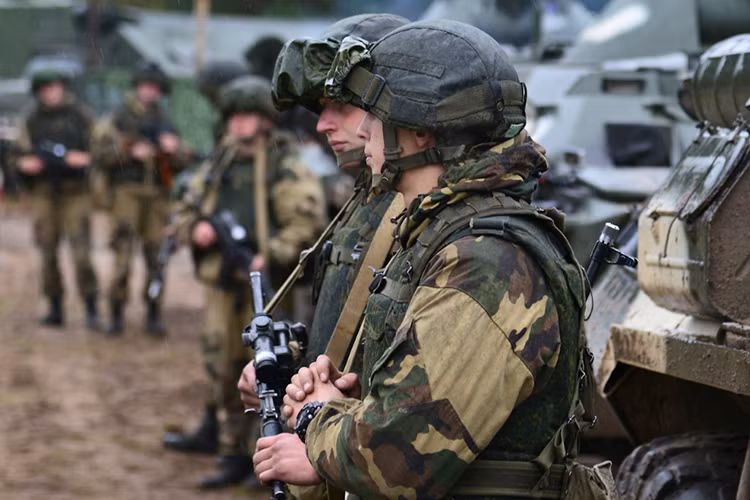 Cách đó không xa các đơn vị trinh sát dù Nga là một đơn vị bộ binh cơ giới Belarus cùng tham gia tập trận với trang bị là những chiếc xe bọc thép chở quân BTR-80. Nguồn ảnh: Bộ Quốc phòng Nga.