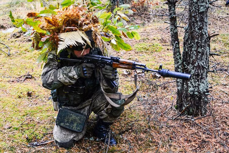 Biến thể AKMS có chiều tổng thể tối đa là 920mm khi mở báng, nếu gắn thêm nòng giảm thanh PBS-1 thì sẽ là 1.040mm, còn khi gấp báng là 775mm, nó có tầm bắn hiệu quả gần như không đổi kể cả khi gắn nòng giảm thanh 350m đổ lại với tốc độ bắn khoảng 600 viên/phút. Nguồn ảnh: Bộ Quốc phòng Nga.