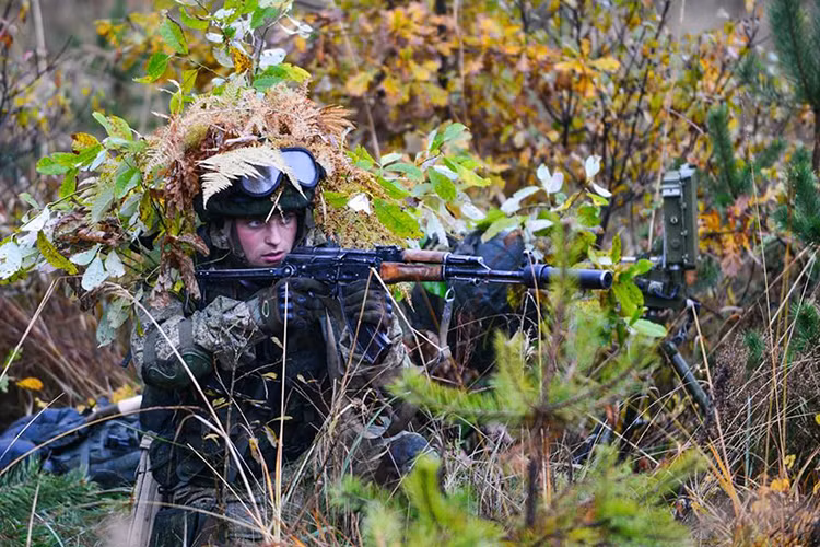 Trong số đó có thể kể đến các đơn vị trinh sát dù của VDV, một trong những lực lượng tác chiến đặc biệt đi tiên phong trong các chiến dịch đổ bộ của đường không của Nga. Các đơn vị này gần như là tai mắt cho các lữ đoàn dù Nga trước và sau khi được triển khai trong vùng địch, thậm chí lực lượng này còn tác chiến riêng biệt so với các đơn vị VDV khác. Nguồn ảnh: Bộ Quốc phòng Nga.