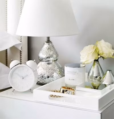 Đặt khay đồ trang trí ở bàn đầu giường: Những chiếc khay có khả năng kỳ diệu giúp tập hợp những món đồ lặt vặt lại gọn gàng và đẹp đẽ hơn. Bạn sẽ dễ dàng tìm thấy những thứ mình thích nhất như vòng đeo tay, đồng hồ hay lọ nước hoa. Tuy nhiên, bạn cũng đừng lạm dụng mà vứt mọi thứ ít sử dụng vào đây.