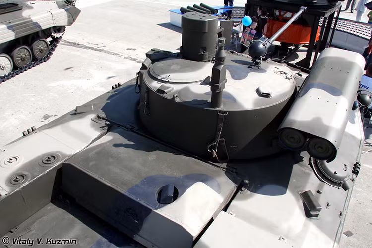 Do đó với hai tên lửa chống tăng Kornet-E và hai quả đạn khác mang theo trong xe đã giúp cải thiện đáng kể khả năng chiến đấu của phương tiện bọc thép này so với nguyên mẫu, đó là chưa kể trang thiết bị điện tử của xe được cải tiến. Nguồn ảnh: Vitaly Kuzmin.