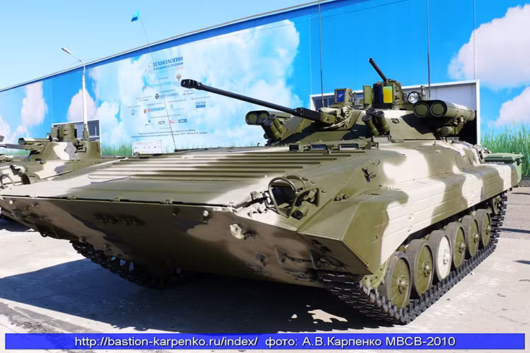 Ở biến thể “Berezhok” dành cho BMP-2 nó có lợi thế là được trang bị tới bốn tên lửa chống tăng dẫn đường 9M133 Kornet-E ngay trên tháp pháo và bốn quả khác nằm bên trong xe. Toàn bộ tổ hợp vũ khí “Berezhok” dành cho BMP-2 vận hành hoàn tự động nhưng không thể điều khiển từ xa như một số tổ hợp vũ khí tiên tiến khác của Nga hiện tại. Nguồn ảnh: bastion-karpenko.