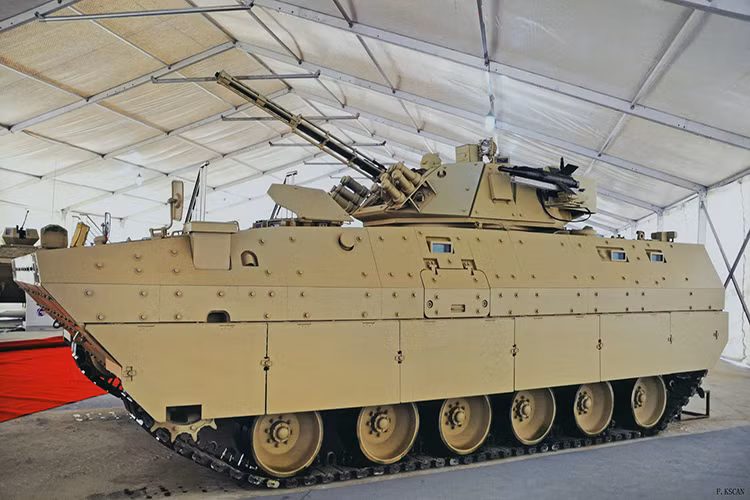 Mẫu IFV này là một biến thể sửa đổi từ mẫu xe chiến đấu bộ binh ZBD-08 phát triển dựa trên BMP-1 của Liên Xô trước đây. Tuy nhiên nó lại mang đặc điểm của một dòng IFV hiện đại hơn là đi theo hình mẫu IFV lỗi thời của BMP trong giai đoạn nó xuất hiện. Nguồn ảnh: military-today.