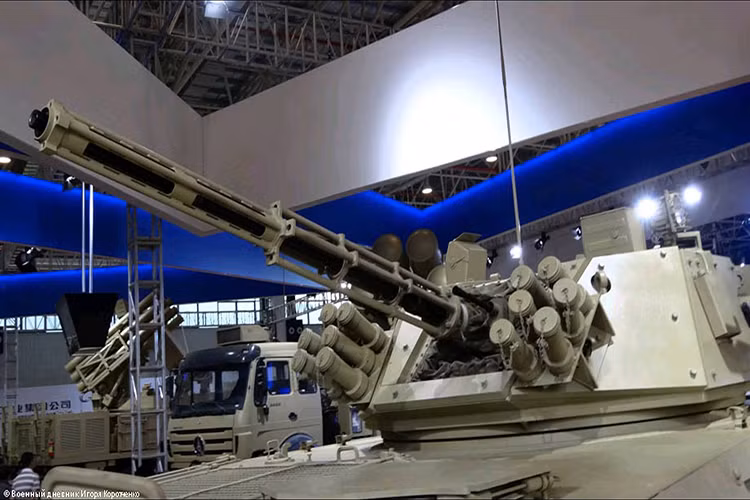 Trong ảnh là hệ thống tháp pháo cũ trên VN-12, với pháo tự động 30mm, tên lửa chống tăng có điều khiển HJ-73D tầm bắn 3.000 m và 1 súng máy đồng trục cỡ 7,62 mm cơ số đạn đi kèm khoảng 2.000 viên. Mỗi chiếc VN-12 có thể mang theo 5 tên lửa HJ-73D với trên giá phóng và 4 quả khác bên trong xe. Nguồn ảnh: Weibo.