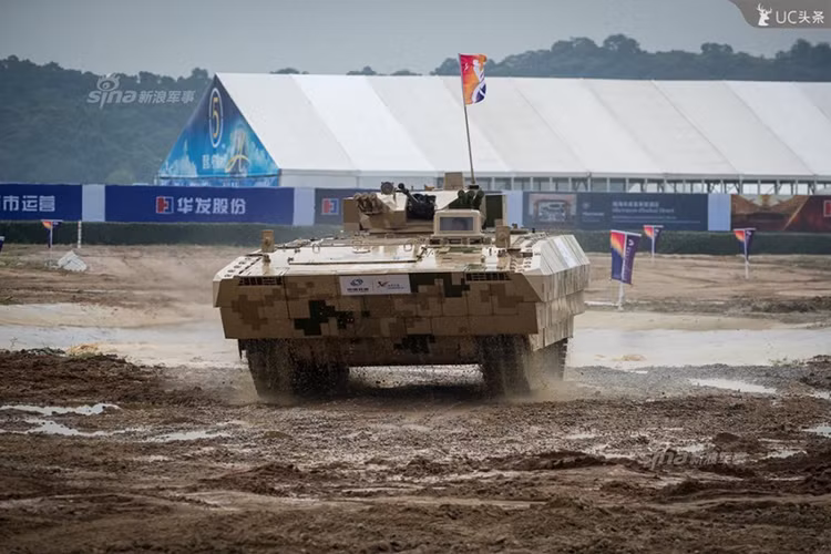 Trọng lượng chiến đấu cơ bản của VN-12 block 2017 vẫn 23 tấn; chiều dài 7,5 m; chiều rộng 3,3 m; chiều cao 2,95 m; kíp điều khiển 3 người và mang theo được 7 lính bộ binh cơ giới với đầy đủ vũ khí. Cửa đổ bộ của nó vẫn được bố trí phía sau xe với hệ thống động cơ diesel được đặt phía trước. Nguồn ảnh: Sina.