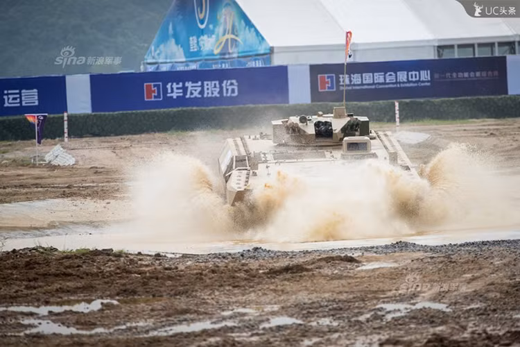 Lính bộ binh ra vào xe ở cửa phía sau giúp hạn chế tối đa việc bị tổn thương bởi hỏa lực bên ngoài, một điểm khác biệt nữa là các lỗ châu mai hai bên thành xe ở biến thể cũ nay đã bị loại bỏ trên VN-12 block 2017 toàn bộ khối giáp hai bên thành xe nay được tạo thành một khối thống nhất. Về cơ bản sự thay đổi này vừa có lợi nhưng vừa có hại, nhưng nhìn chung nó vẫn hướng tới việc bảo vệ binh sĩ ngồi bên trong xe. Nguồn ảnh: nawadir-sa.