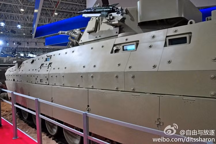 Trong ảnh là phần giáp hai bên thân trên biến thể VN-12 cũ, ta có thể thấy các lỗ châu mai được đặt dọc thân cho phép bộ binh ngồi bên trong xe quan sát ra bên ngoài. Bên cạnh biến thể xe chiến đấu bộ binh, Norinco còn nhiều tùy biến khác cho VN-12 block 2017 như xe cứu kéo, xe cứu thương bọc thép, xe chỉ huy… hay thậm chí là xe tăng hạng nhẹ mang pháo 105 mm. Nguồn ảnh: Weibo.