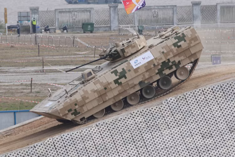 Trái tim của chiếc chiến xa bộ binh này khối động cơ diesel công suất máy 600 mã lực, cho tốc độ tối đa 70 km/h khi chạy trên đường tốt, leo được dốc 60%, đi trên mặt phẳng nghiêng 40%, vượt vật cản cao 0,7 m, vượt hào rộng 1,8 m. Nguồn ảnh: army-news.ru.