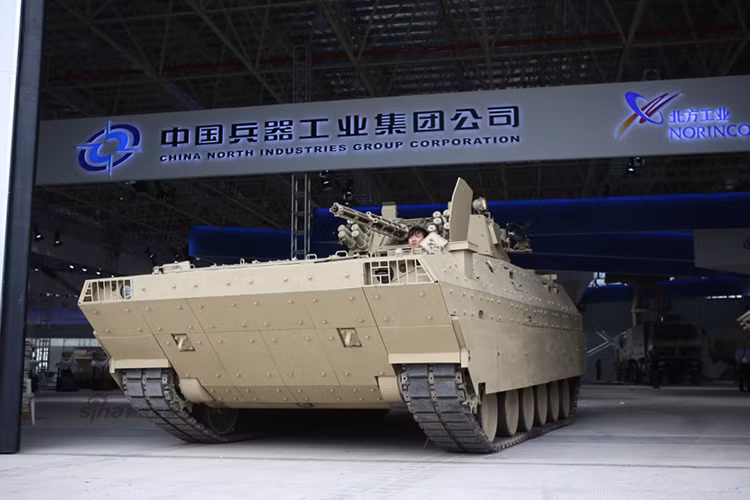 Một trong những điểm đáng chú ý của VN-12 là nó được trang bị hệ thống giáp phòng vệ khá tốt, toàn bộ phần giáp bao quanh thân xe cũng như tháp pháo cấu tạo từ thép hàn, cung cấp khả năng bảo vệ trước vũ khí bộ binh hạng nhẹ cũng như mảnh pháo. Chiếc IFV này còn có thể lắp bổ sung thêm giáp phụ dạng module để nâng cao mức độ phòng vệ. Khi triển khai gói nâng cấp này, VN-12 sẽ chống lại được đạn xuyên giáp cỡ 25 mm ở vòng cung phía trước. Nguồn ảnh: military-today.