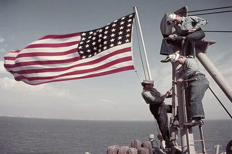 Dĩ nhiên điều này diễn ra vào năm 1951 khi Chiến tranh Triều Tiên mới xảy ra, còn thiết giáp hạm USS Iowa (BB-61) thì vẫn đang ở San Francisco sau khi trở về từ Mặt trận Thái Bình Dương. Tưởng chừng sau Chiến tranh Thế giới thứ 2, USS Iowa sẽ mãi mãi được “nghỉ ngơi” thì một cuộc chiến mới lại gọi nó lên đường. Nguồn ảnh: WW2 Radio.