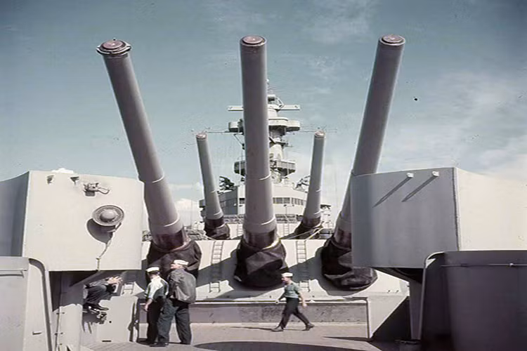 Ngày 14/7/1951, sau hai năm nằm in thiết giáp hạm USS Iowa chính thức hoạt động trở lại với sự chỉ huy của thuyền trưởng William R. Smedberg, III. Để đáp ứng nhu cầu chiến tranh con tàu này phải khởi hành ngay lập tức sau khi bổ sung thủy thủ đoàn và nhu yếu phẩm đạn dược mới, thậm chí việc sơn sửa con tàu cũng được thực hiện sau khi nó đã ra khơi. Nguồn ảnh: WW2 Radio.
