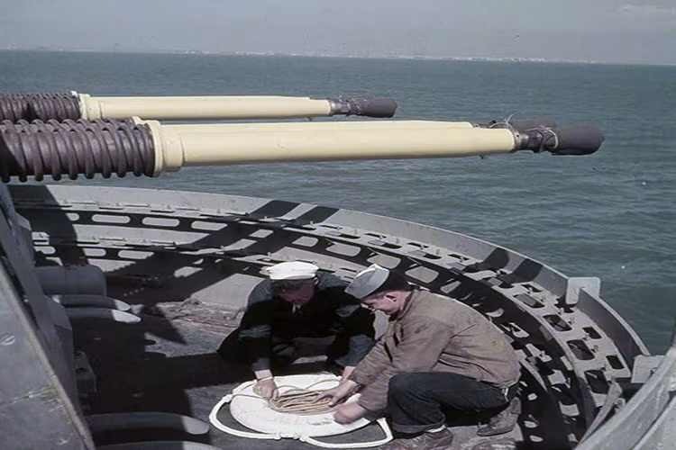 Sau khi ngưng hoạt động vào năm 1949 và được chuyển về San Francisco, USS Iowa (BB-61) bị rút ra khỏi biên chế Hải quân Mỹ. Tuy nhiên khi Chiến tranh Triều Tiên nổ ra, Hải quân Mỹ buộc phải đưa con tàu này vào hoạt động trở lại do thiếu hụt tàu chiến. Nguồn ảnh: WW2 Radio.