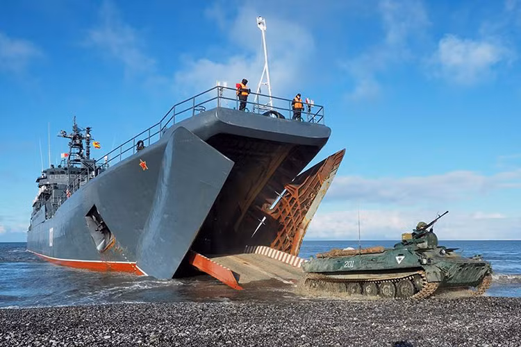 Trong ảnh là đổ bộ hạng nặng lớp Ropucha của Hạm đội Biển Bắc triển khai xe bọc thép đa năng MT-LB tham gia tập trận đổ bộ tại Đảo Kotelny. Nguồn ảnh: Bộ Quốc phòng Nga.