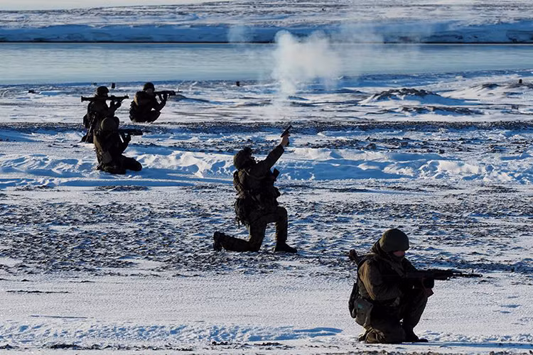 Vậy nên mới có chuyện Hải quân Nga xây dựng hẳn một căn cứ quân sự liên hợp tại Đảo Franz Josef với diện tích lên đến 14.000m2 có khả năng phục vụ hàng nghìn binh sĩ cùng một lúc. Nên nhắc lại rằng ở khu vực này nhiệt độ luôn duy trì ở mức -20 độ C thậm chí là thấp hơn. Nguồn ảnh: Bộ Quốc phòng Nga.