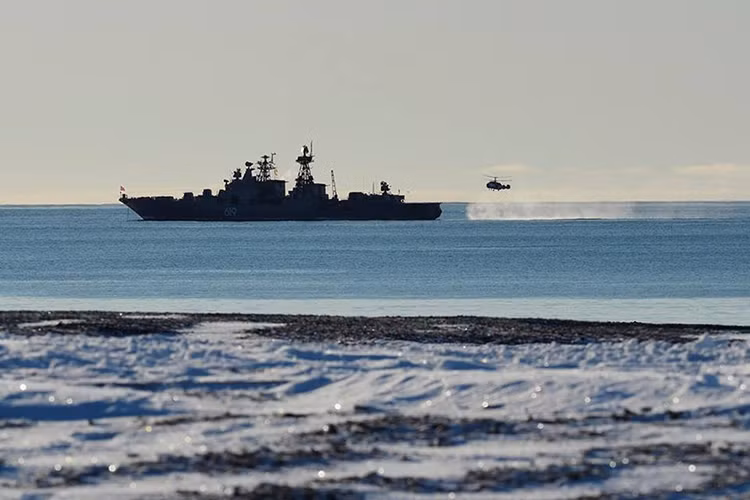 Một tàu khu trục chống ngầm lớp Udaloy hổ trợ tác chiến trên biển cho các tàu đổ bộ Ropucha tại Đảo Golomyannyy. Nguồn ảnh: Bộ Quốc phòng Nga.