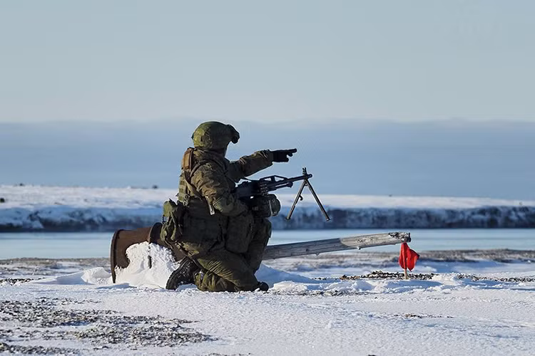 Với những gì đang diễn ra ở Bắc Cực hiện tại rất khó để châu Âu hay Mỹ có thể quay lại khu vực này nhằm gây khó dễ với Moscow, bởi họ đã có nền tảng vững chắc ở đây. Thậm chí việc gần như độc quyền sử dụng các tàu phá băng nguyên tử ở Bắc Cực cũng giúp Nga kiểm soát được việc ra vào vùng biển quanh năm bị đóng băng này. Nguồn ảnh: Bộ Quốc phòng Nga.