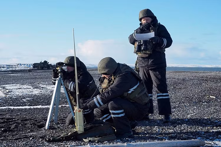 Hải quân Đánh bộ Nga trắc địa sau khi dàn quân lên Đảo Kotelny. Nguồn ảnh: Bộ Quốc phòng Nga.