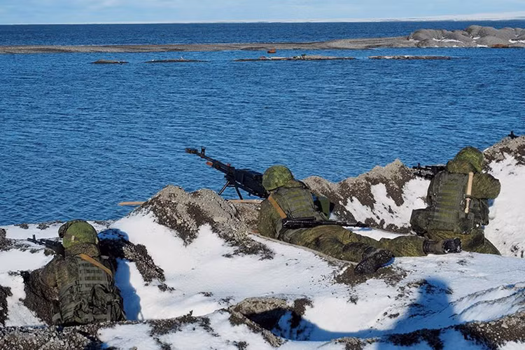Một tổ đội hỏa lực của Hải quân Đánh bộ Nga với súng máy hạng nặng Kord, mẫu súng này có tầm bắn lên đến 2.000m với tốc độ bắn có thể đạt 700 phát/phút. Nguồn ảnh: Bộ Quốc phòng Nga.