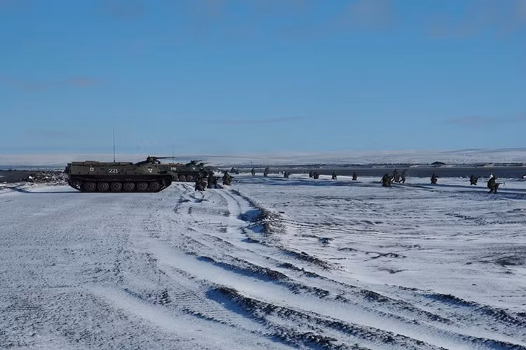 Mẫu xe bọc thép này có trọng lượng chưa tới 12 tấn nhưng lại có thể chở tới 11 binh sĩ kể cả kíp chiến đấu, vũ khí phòng vệ chính của nó là súng máy hạng nặng 12.7mm NSV quá đủ để hổ trợ cho bộ binh trong tác chiến đổ bộ. Nguồn ảnh: Bộ Quốc phòng Nga.