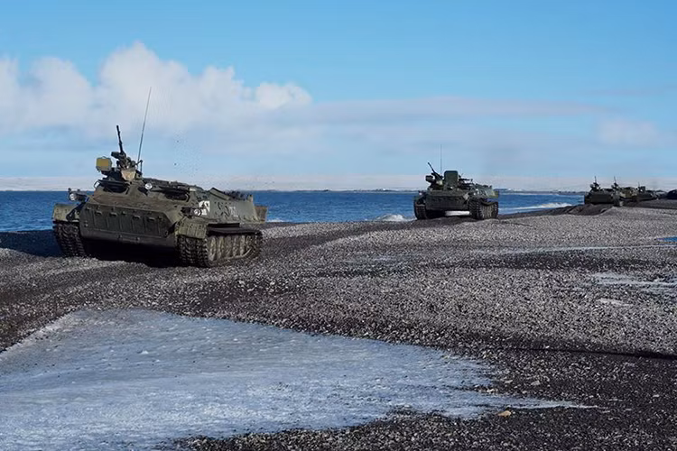 Ở một khu vực địa hình bị chia cắt mạnh và nền địa tầng không vững chắc như Bắc Cực thì xe bọc thép đa năng MT-LB là một sự lựa chọn hoàn hảo của Hải quân Đánh bộ Nga. Nguồn ảnh: Bộ Quốc phòng Nga.