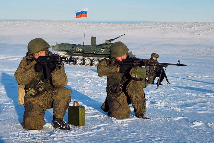 Dĩ nhiên chẳng ai có thể cấm Lính thủy Đánh bộ Nga xuất hiện ở các khu vực trên vì chúng nằm bên trong lãnh thổ của họ, tuy nhiên Đảo Kotelny và Đảo Golomyannyy lại được xem là các khu vực tiền tiêu dẫn vào Bắc Cực nếu đi từ cực bắc của Nga. Trong đó Đảo Kotelny là tiền đồn hướng về phía Alaska của Mỹ còn Đảo Golomyannyy là Bắc Âu và vùng Biển Barents. Nguồn ảnh: Bộ Quốc phòng Nga.