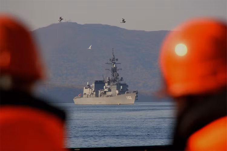 Theo hãng thông tấn TASS đưa tin cho hay, hôm 13/10 một biên đội tàu chiến của Lực lượng Phòng vệ trên Biển Nhật Bản (JMSDF) vừa cập cảng Vladivostok thuộc vùng Viễn Đông, Nga. Trước đó biên đội này vừa có chuyến thăm đến cảng Anchorage ở Alaska, Mỹ. Nguồn ảnh: Bộ Quốc phòng Nga.