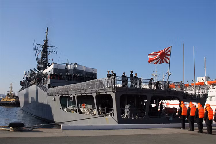 Bất chấp mối quan hệ Nga và phương Tây có chiều hướng xấu đi trong những năm trở lại gần đây, Tokyo vẫn giữ mối quan hệ hữu hảo với Moscow trên nhiều mặt cho dù họ cũng có các lệnh cấm kinh tế đối với Nga do sức ép từ Mỹ. Tuy nhiên đa phần chỉ mang tính hình thức. Nguồn ảnh: Bộ Quốc phòng Nga.