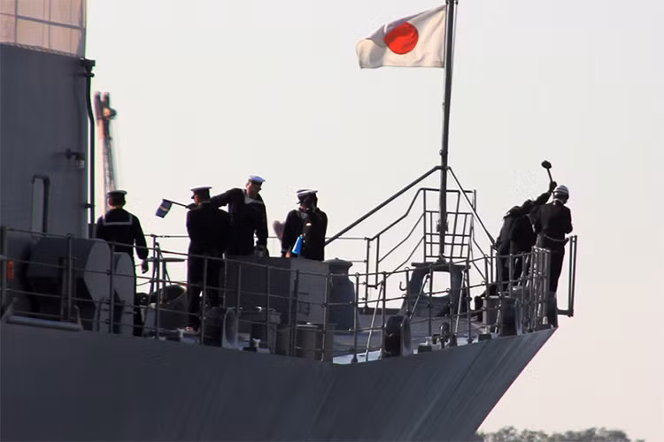 Phát ngôn viên của JMSDF cho biết, theo dự kiến các tàu chiến của JMSDF sẽ đến Vladivostok vào hôm 15/10 nhưng lịch trình chuyến thăm đã được thay đổi để phù hợp hơn với các hoạt động của cả hai bên. Biên đội tàu JMSDF đến Vladivostok lần này gồm tàu khu trục mang tên lửa lớp JS Harusame (DD-102) và tàu huấn luyện JDS Kashima (TV-3508). Nguồn ảnh: Bộ Quốc phòng Nga.