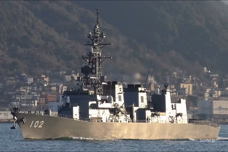 Tàu khu trục mang tên lửa lớp JS Harusame (DD-102) là một trong 9 tàu khu trục lớp Murasame của JMSDF, nó được đưa vào trang bị từ năm 1997 với cảng nhà là tại Yokosuka. Các tàu khu trục Murasame được thiết kế dành cho tác chiến chống ngầm và cả tác chiến chống hạm cũng như phòng không hạm đội. Nguồn ảnh: YouTube.