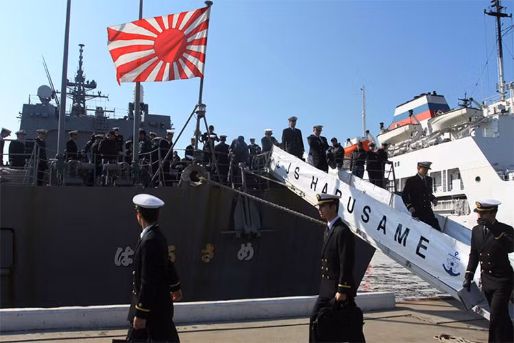 Và với các chuyến thăm ngoại giao bằng chiến hạm như hôm 13/10 vừa rồi chắc hẳn mối quan hệ giữa Nga và Nhật Bản sẽ còn tiếp tục phát triển hơn nữa ngoài phạm vi các cuộc tập trận vô thưởng vô phạt trên biển. Nguồn ảnh: Bộ Quốc phòng Nga.